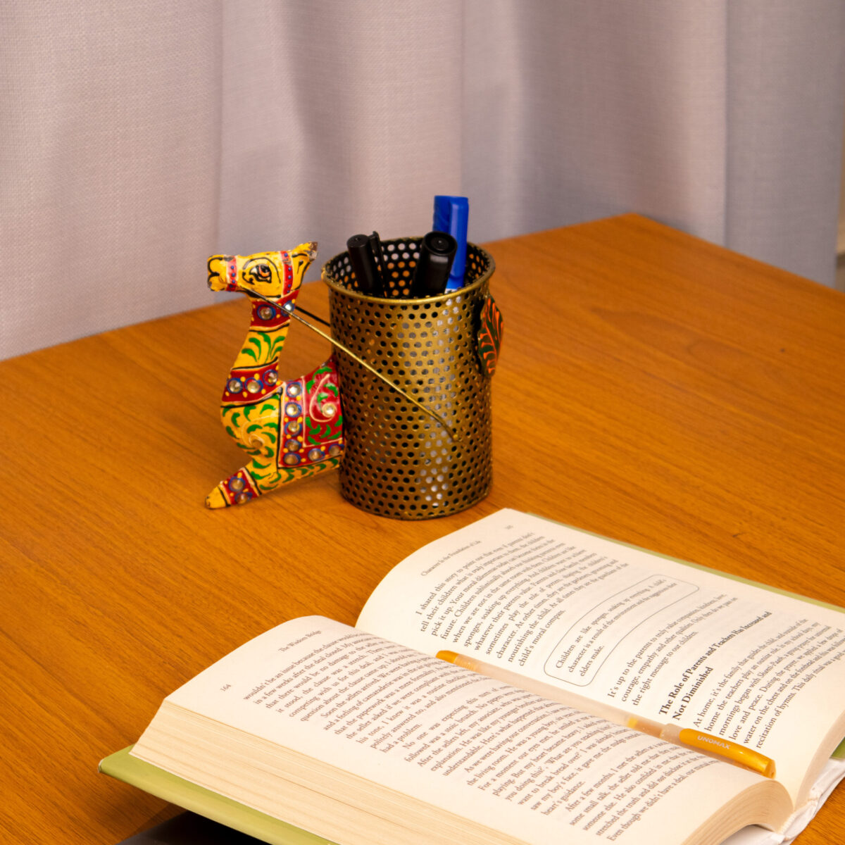 metal camel pen stand (1)