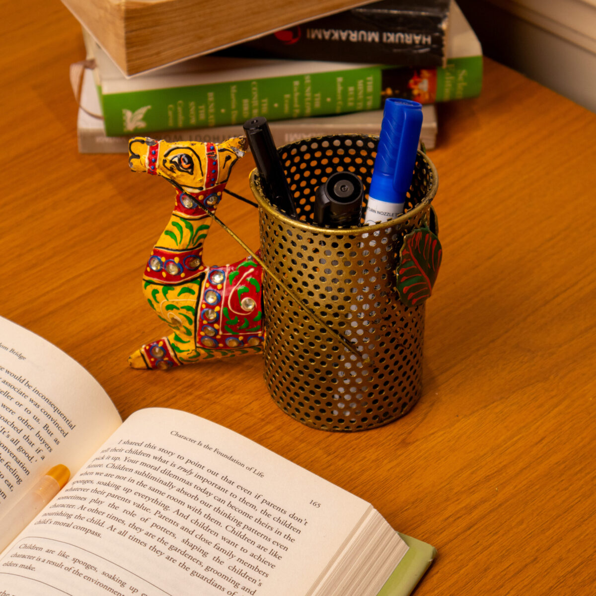 metal camel pen stand (2)