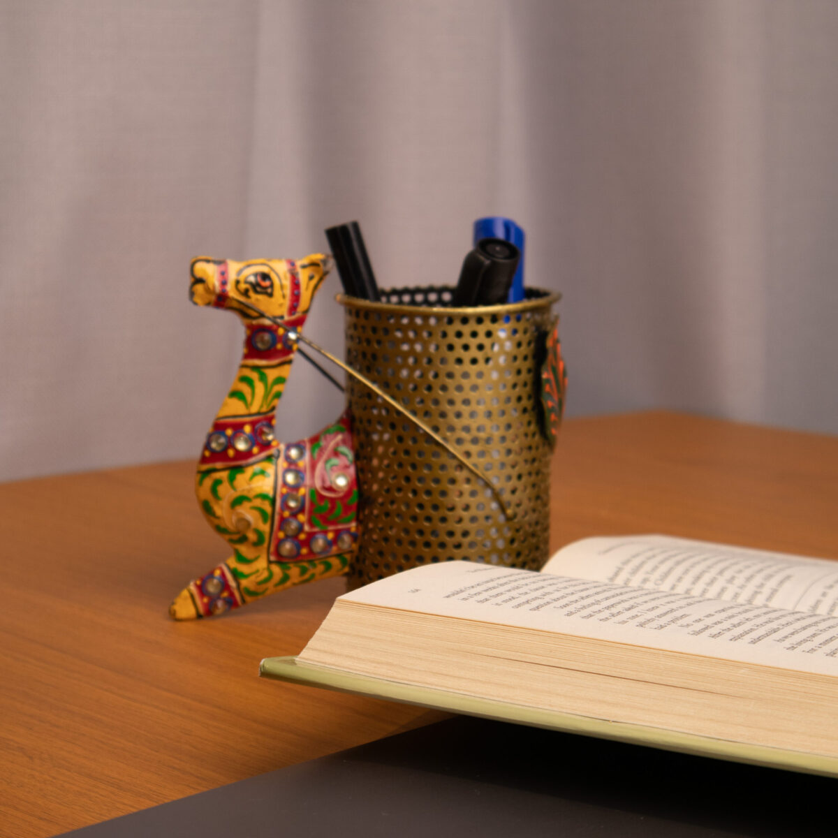 metal camel pen stand (3)