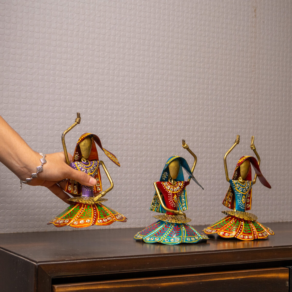 metal dancing ladies (2)