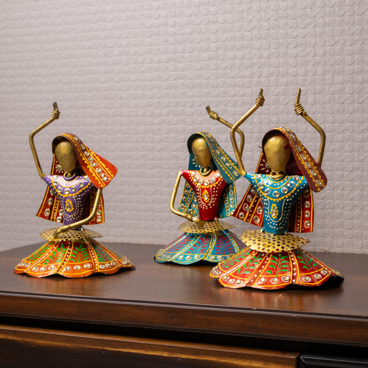 metal dancing ladies (3)